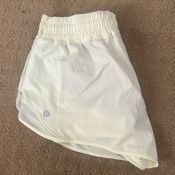 Lululemon size 10 2.5 inch low-rise hotty hots! - Picture 1 of 6